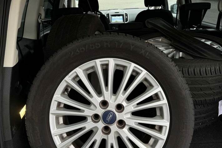 Grå Ford Galaxy fra 2017