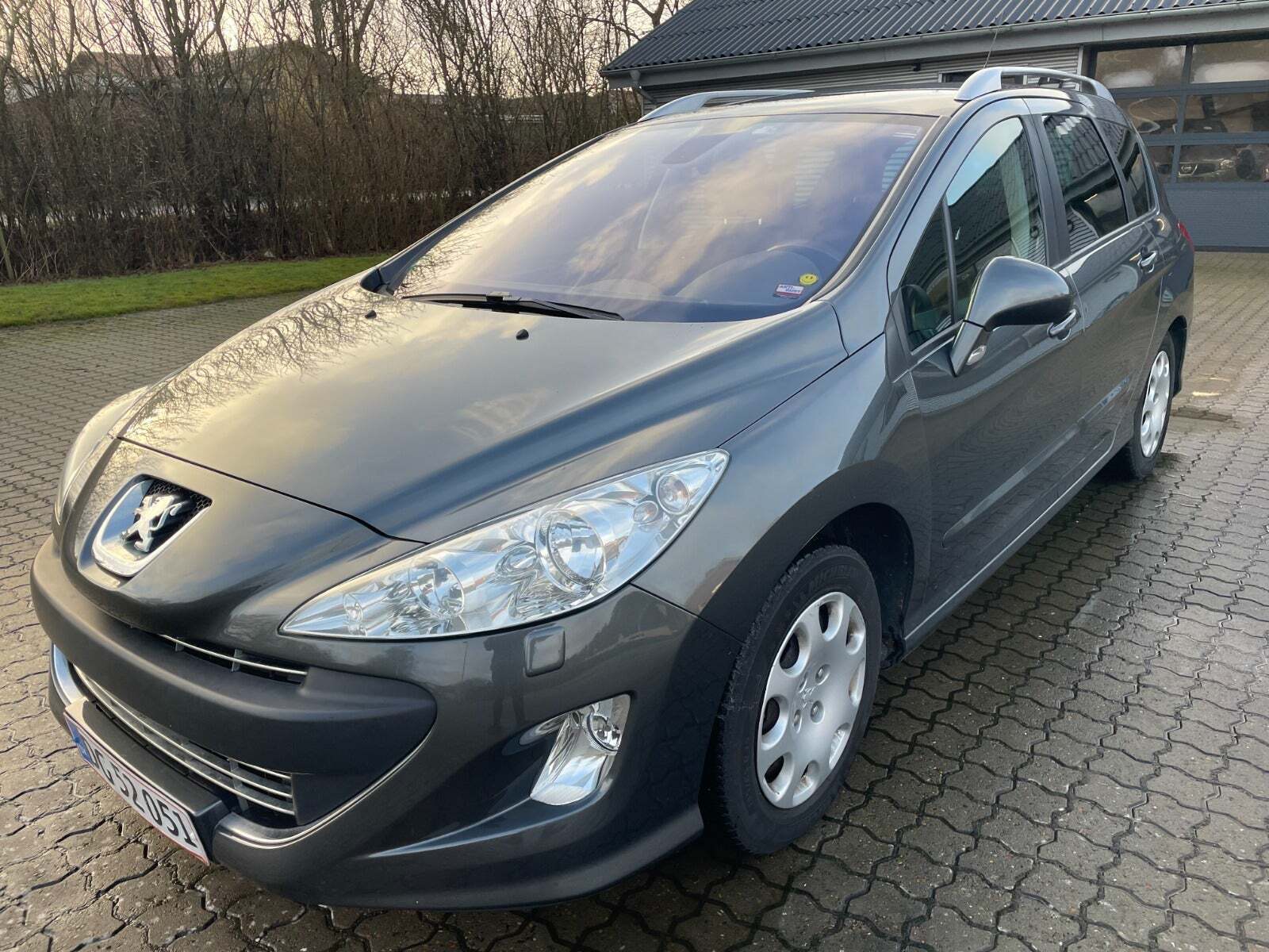 Grå Peugeot 308 fra 2011
