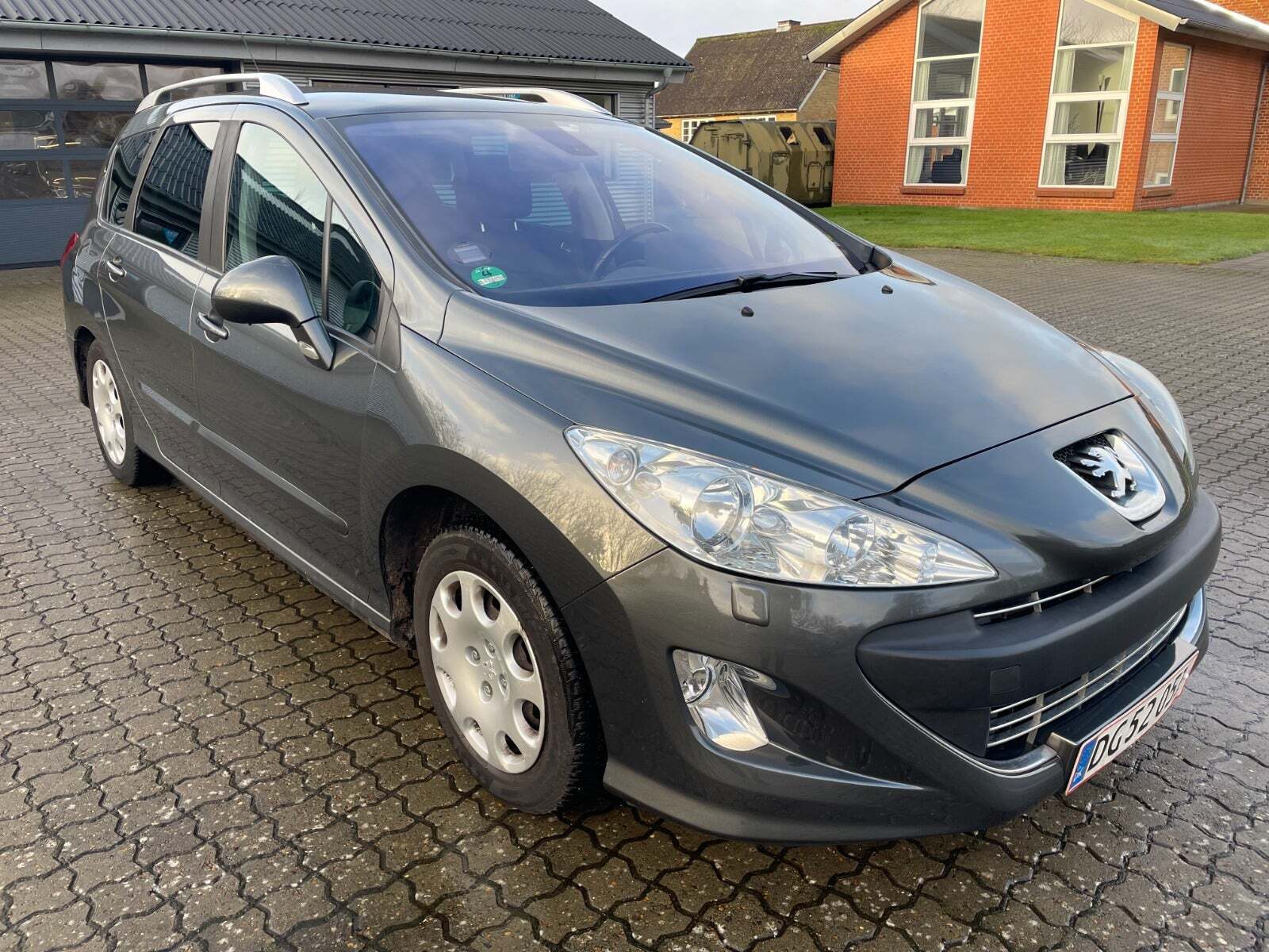 Grå Peugeot 308 fra 2011