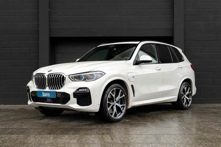 Hvid BMW X5 fra 2020 set udefra