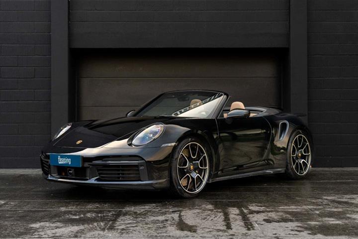 Sort Porsche 911 Turbo fra 2021 set udefra