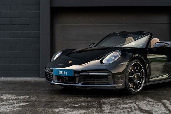 Sort Porsche 911 Turbo fra 2021