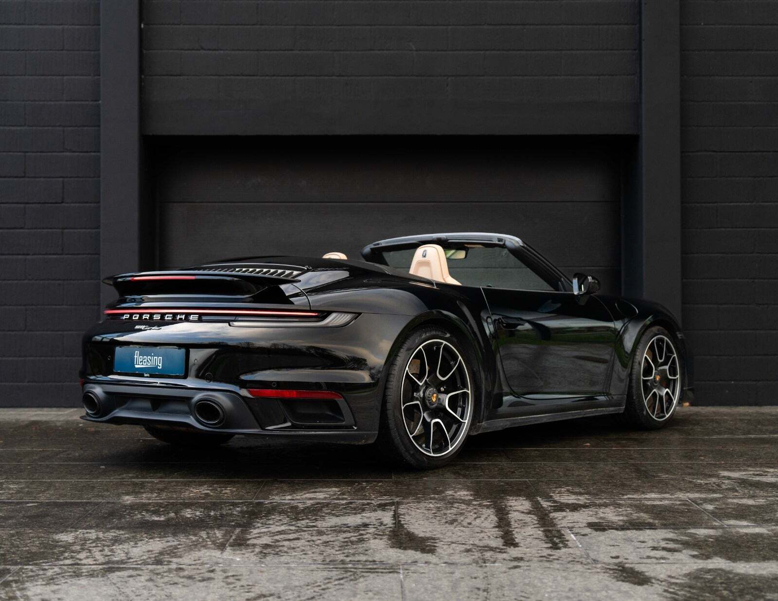 Sort Porsche 911 Turbo fra 2021