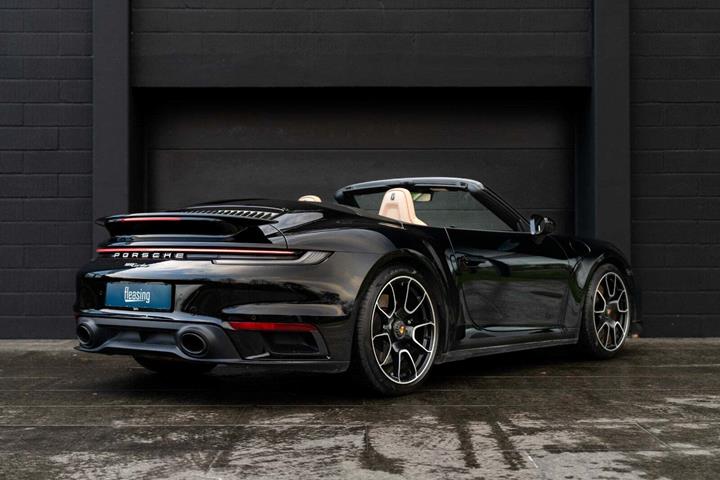 Sort Porsche 911 Turbo fra 2021