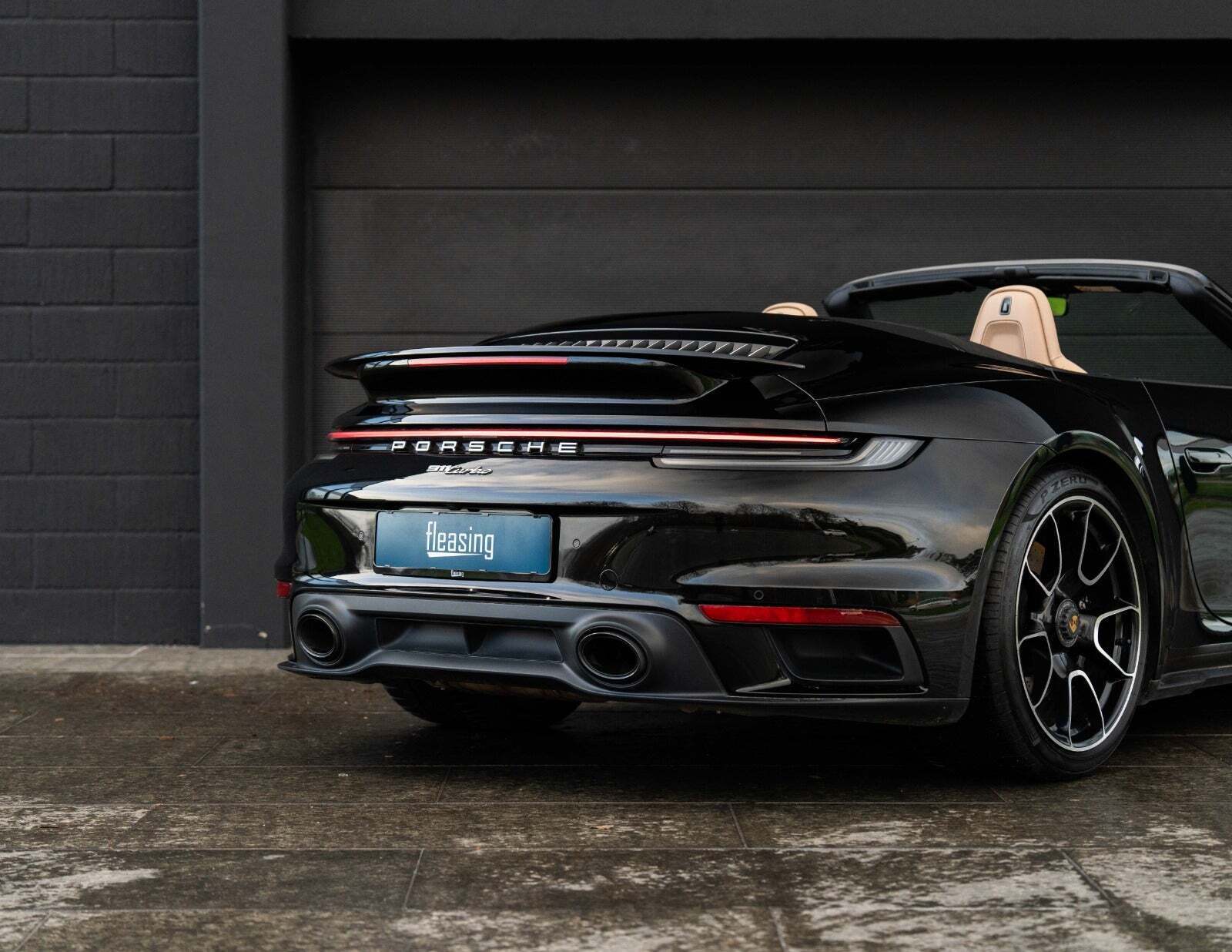 Sort Porsche 911 Turbo fra 2021 set udefra