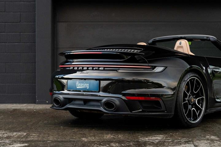 Sort Porsche 911 Turbo fra 2021 set udefra