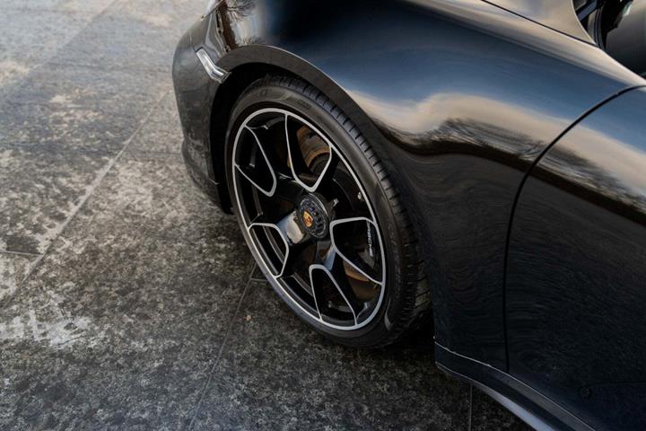 Sort Porsche 911 Turbo fra 2021 set udefra