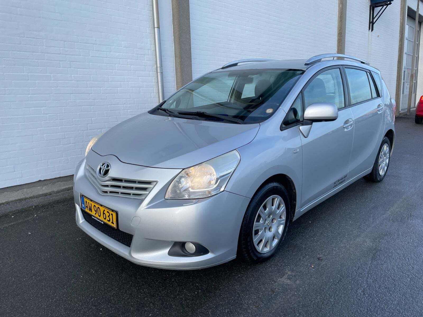 Sølv Toyota Sportsvan fra 2010 set udefra