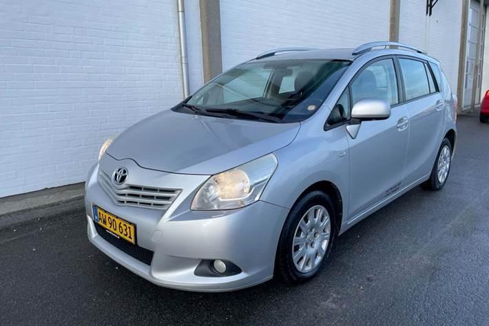 Sølv Toyota Sportsvan fra 2010 set udefra