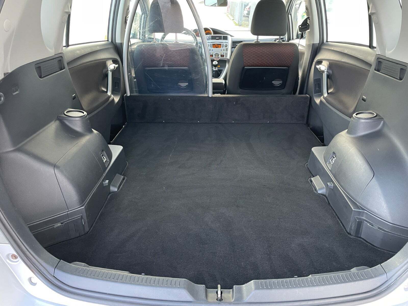 Sølv Toyota Sportsvan fra 2010