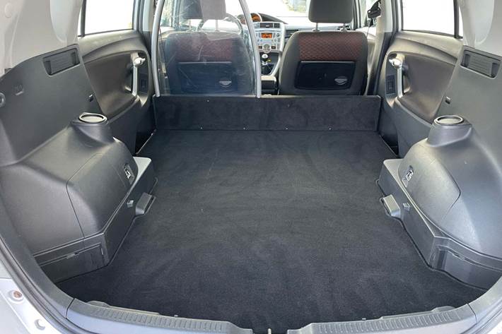 Sølv Toyota Sportsvan fra 2010