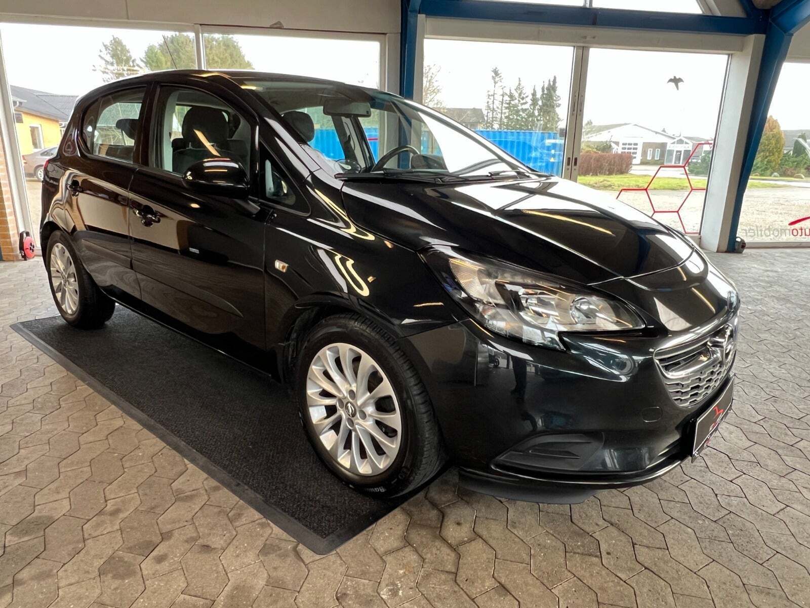 Sort Opel Corsa fra 2015