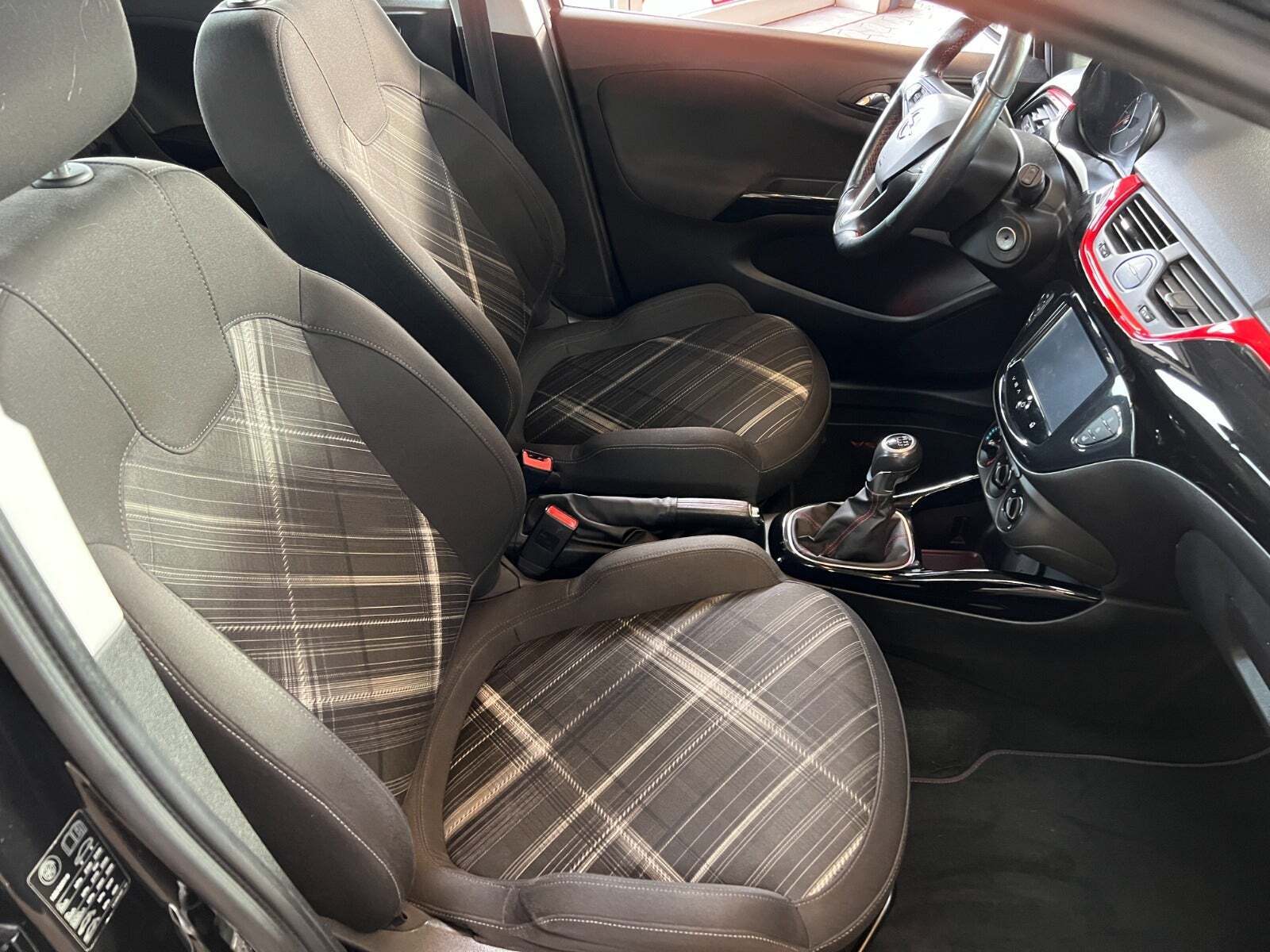 Sort Opel Corsa fra 2015