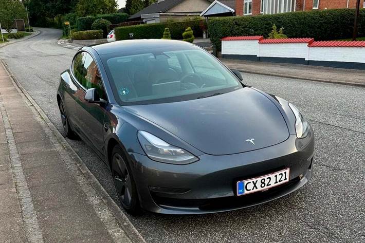 Sort Tesla Model 3 fra 2021