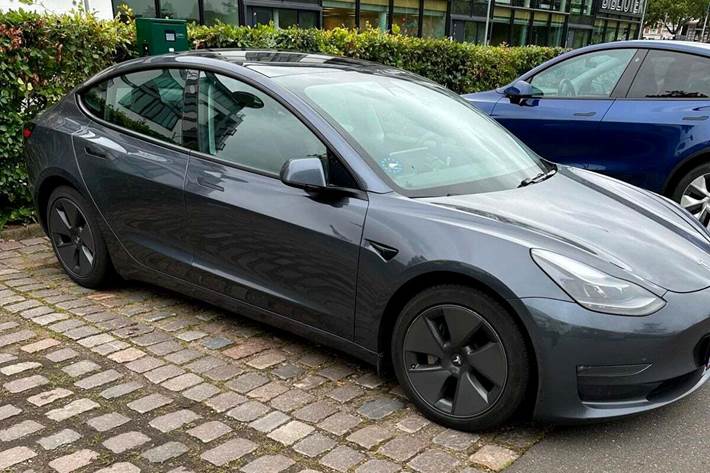 Sort Tesla Model 3 fra 2021