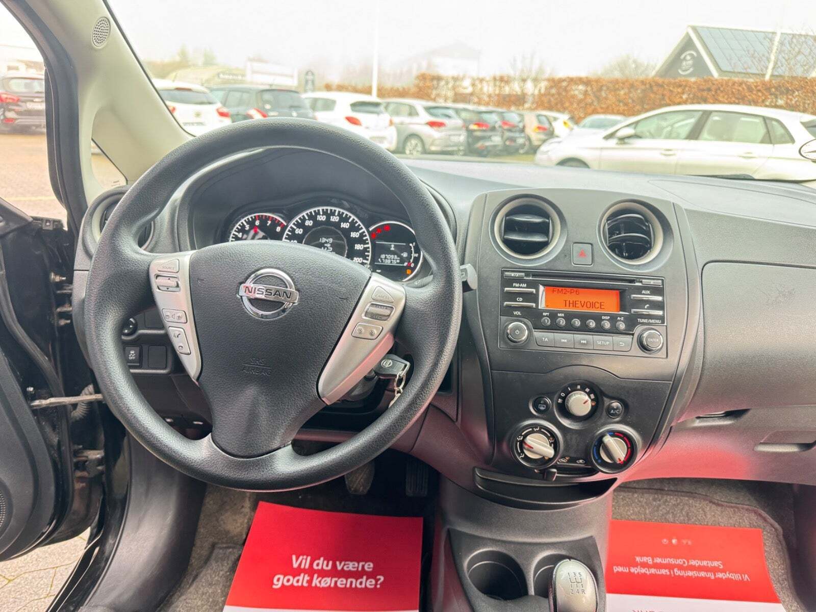 Sort Nissan Note fra 2014 set indefra