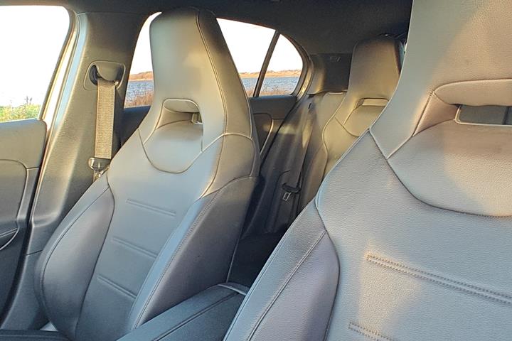 Grå Mercedes A180 d fra 2018