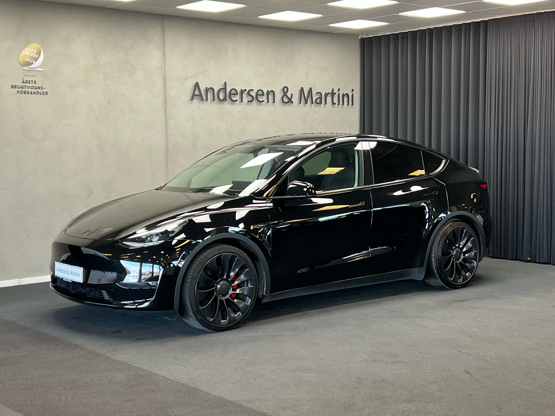 Sort Tesla Model Y fra 2024