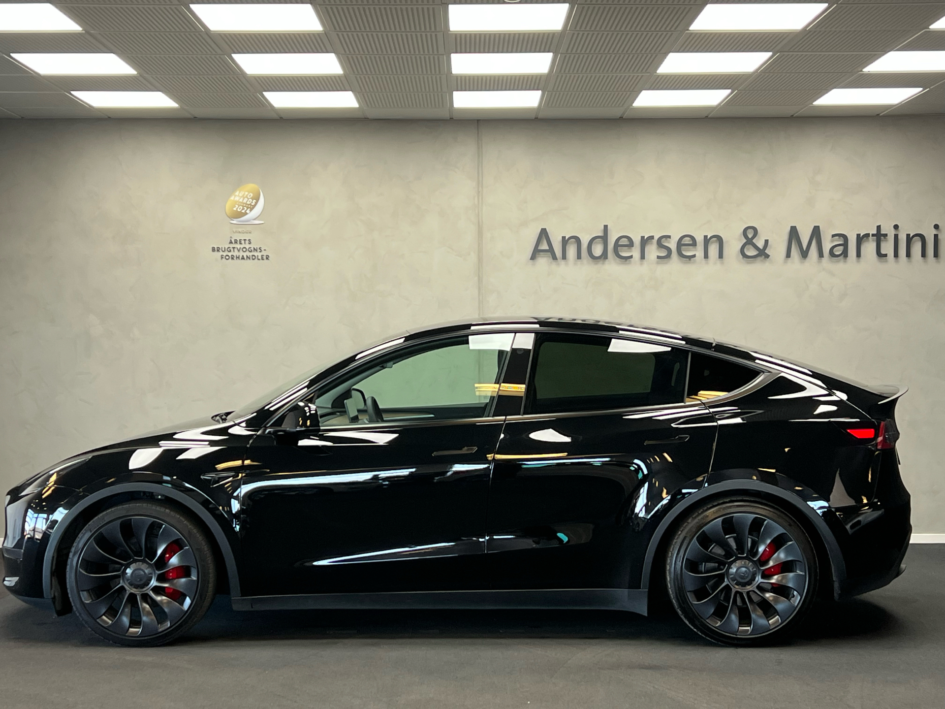 Sort Tesla Model Y fra 2024