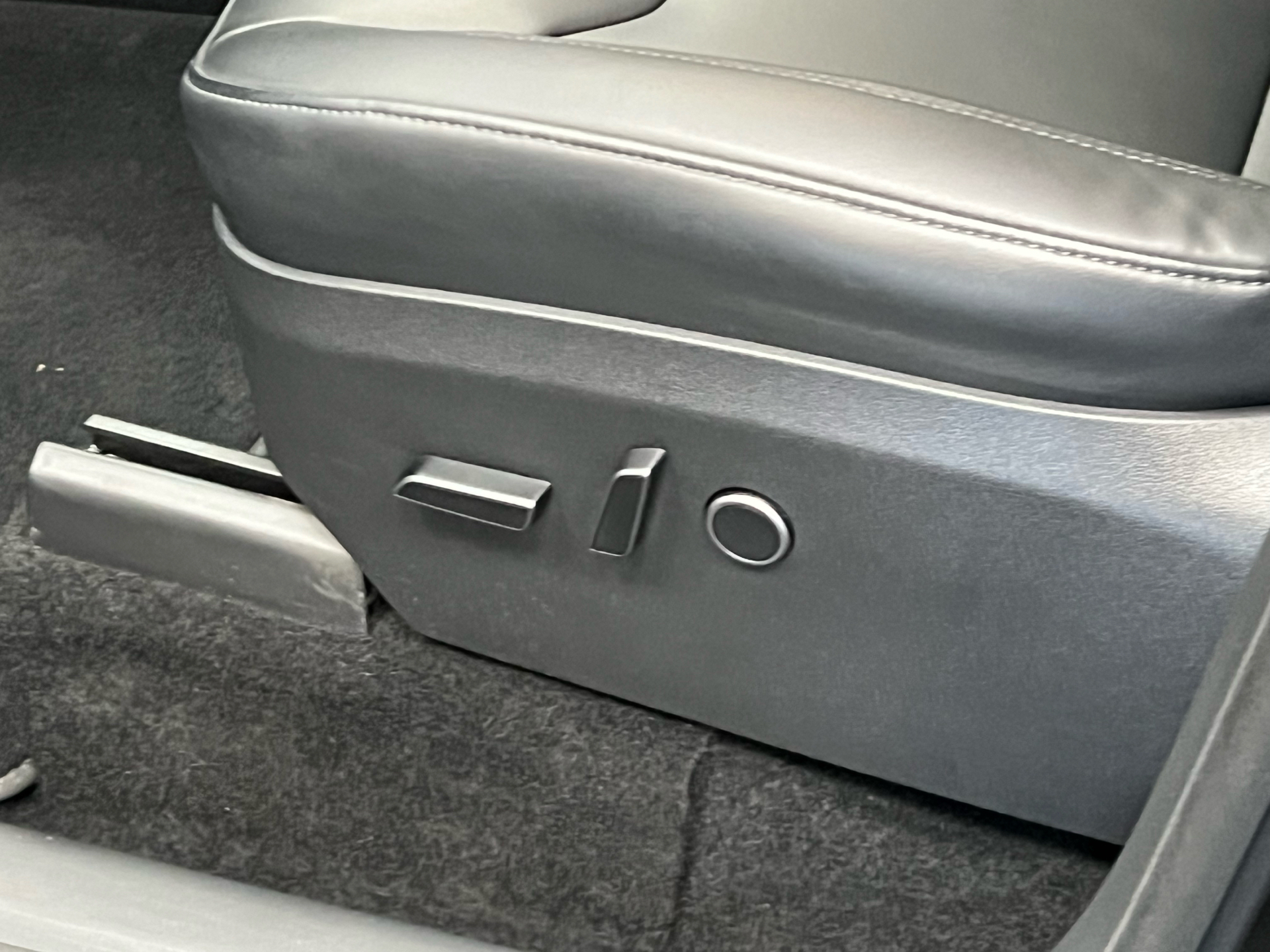 Sort Tesla Model Y fra 2024