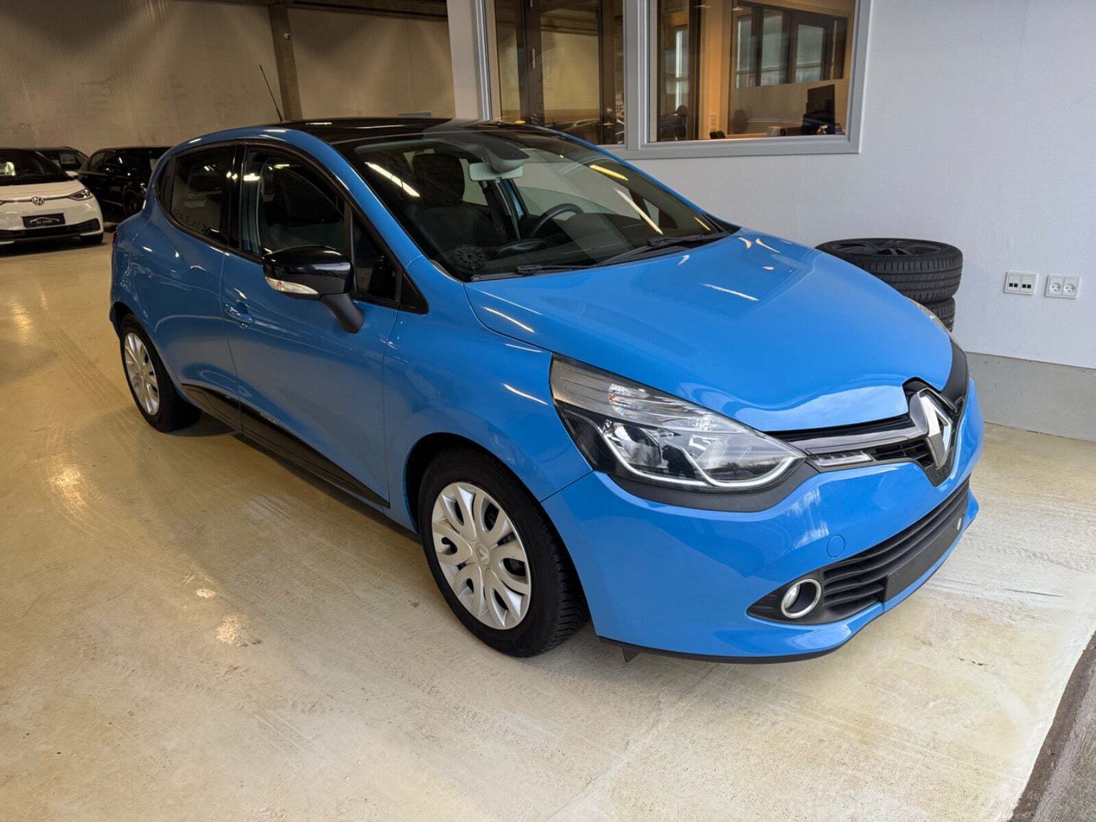 Blå Renault Clio IV fra 2014
