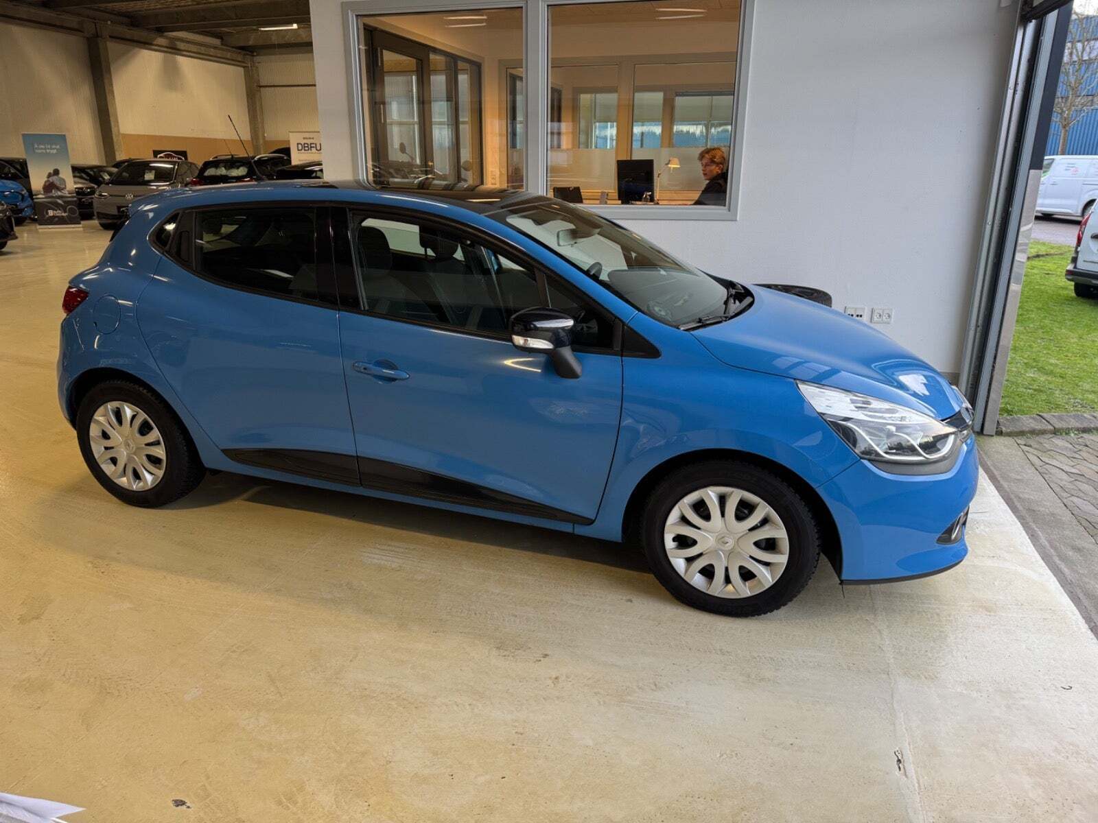 Blå Renault Clio IV fra 2014