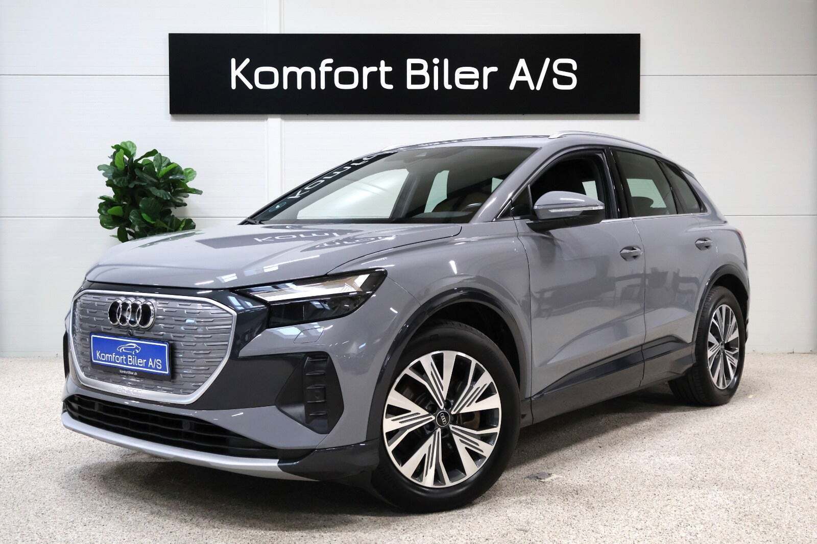 Grå Audi Q4 e-tron fra 2023