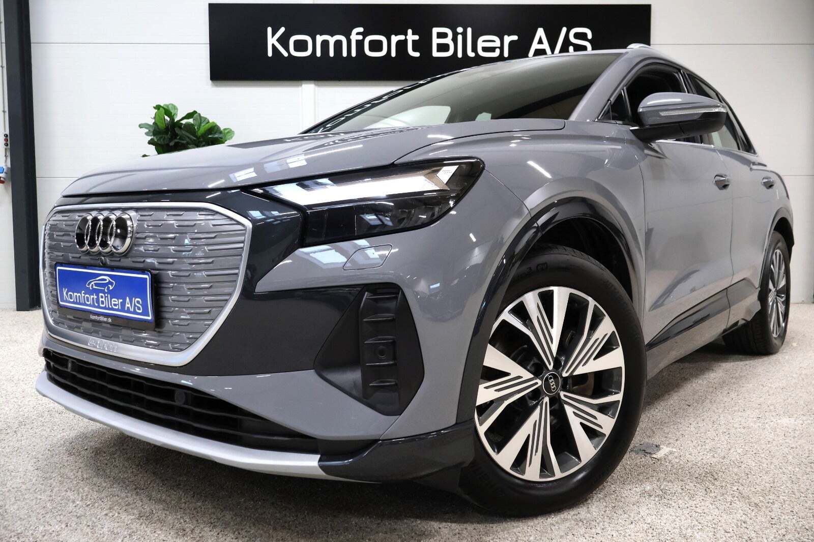Grå Audi Q4 e-tron fra 2023