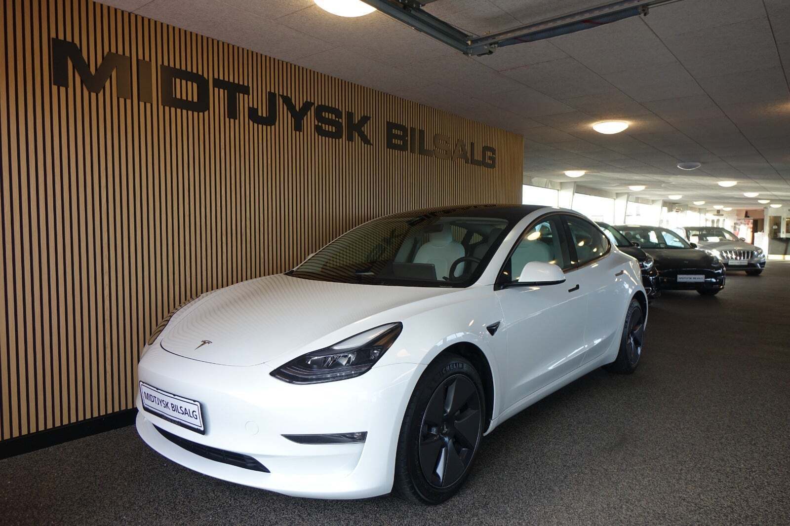 Hvid Tesla Model 3 fra 2023