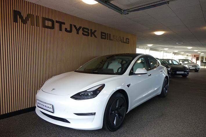Hvid Tesla Model 3 fra 2023