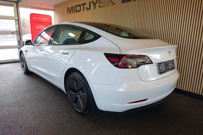 Hvid Tesla Model 3 fra 2023