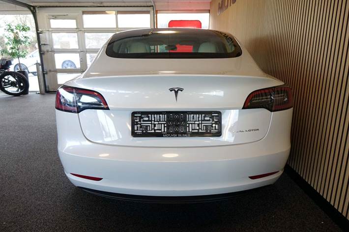 Hvid Tesla Model 3 fra 2023