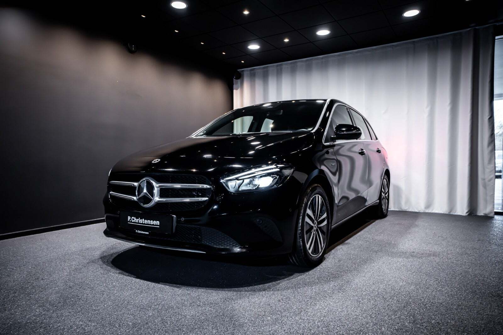 Sort Mercedes B250 e fra 2021 set udefra