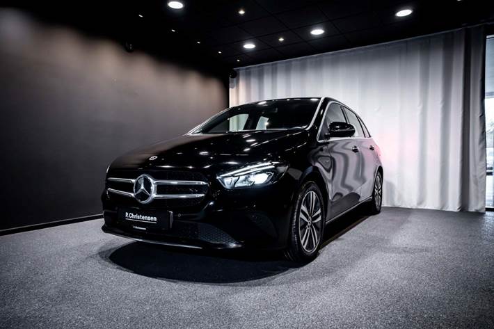 Sort Mercedes B250 e fra 2021 set udefra