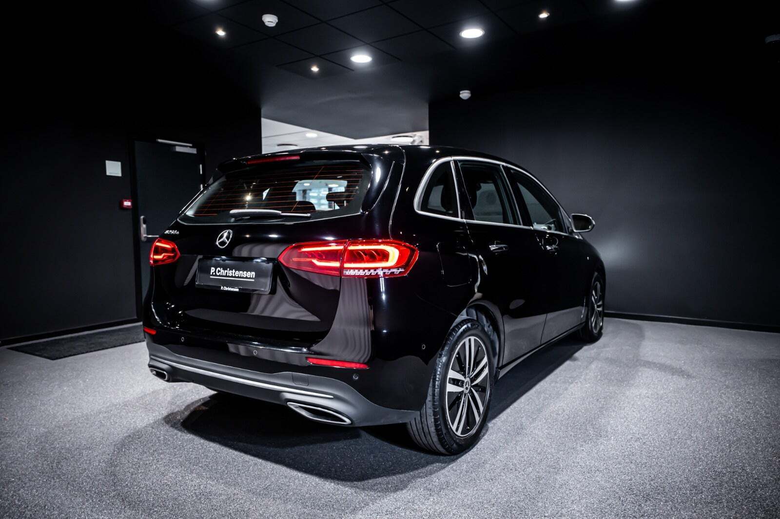 Sort Mercedes B250 e fra 2021 set udefra