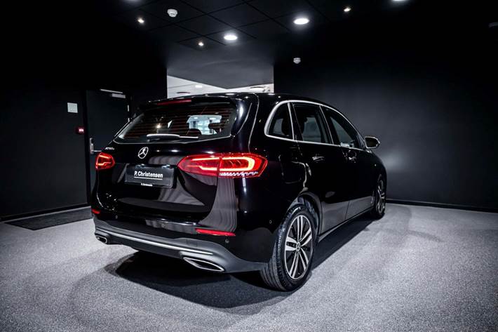 Sort Mercedes B250 e fra 2021 set udefra