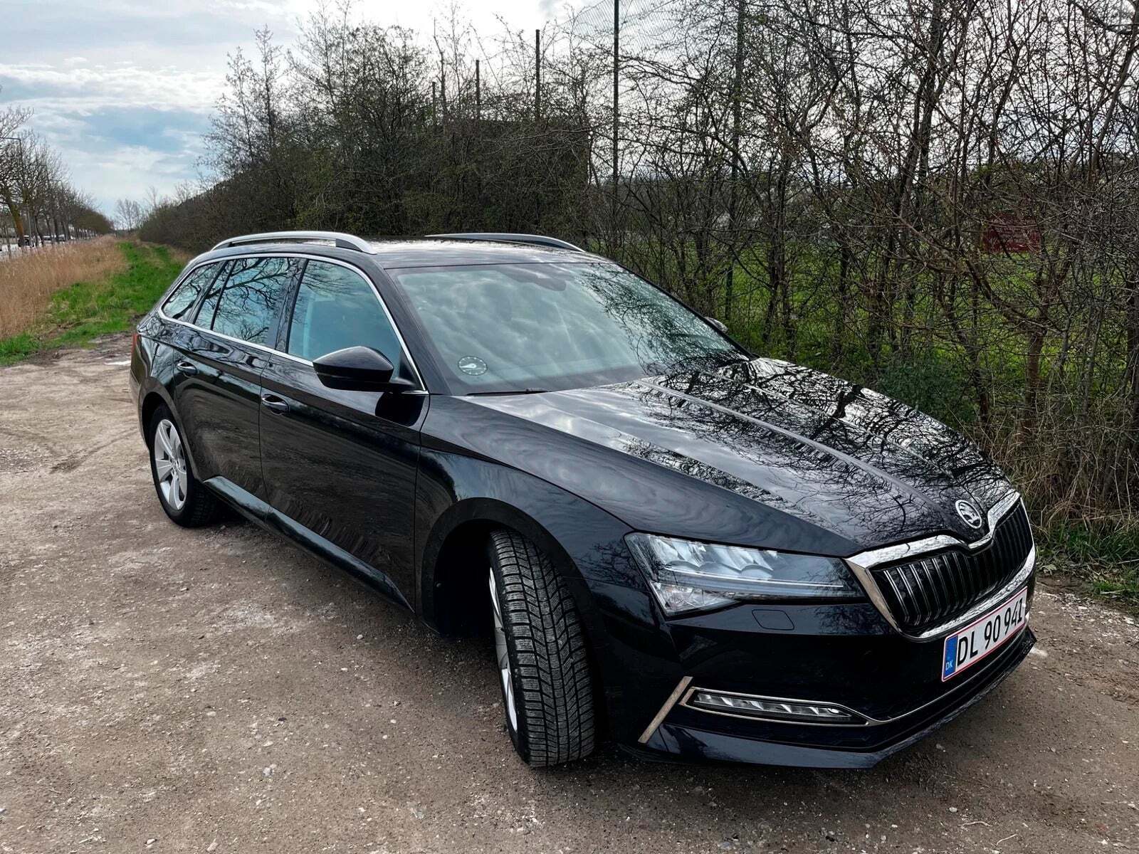Sort Skoda Superb fra 2021 set udefra
