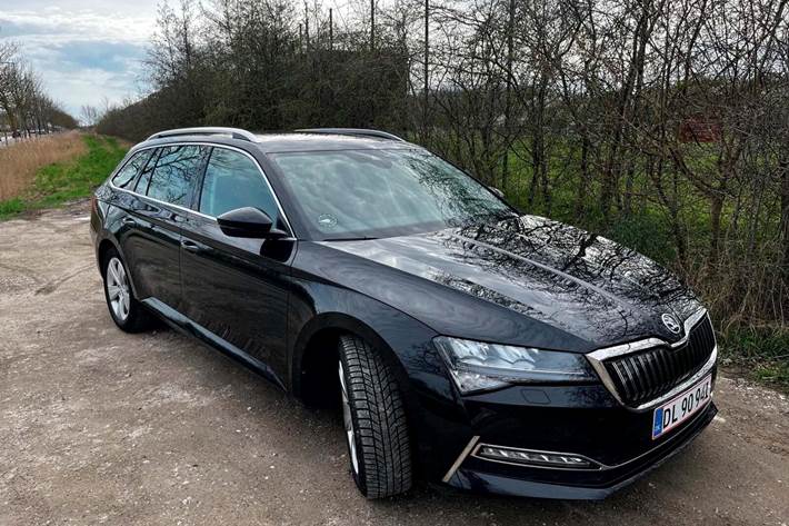 Sort Skoda Superb fra 2021 set udefra
