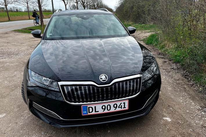 Sort Skoda Superb fra 2021