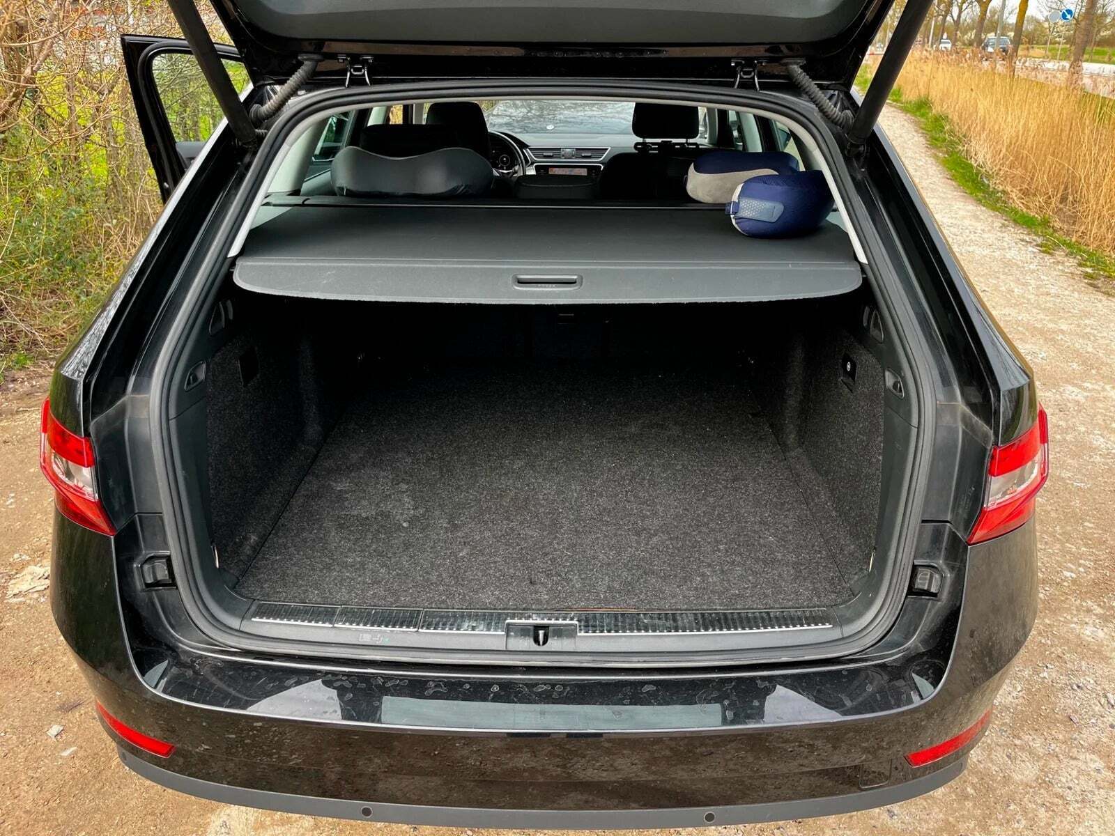 Sort Skoda Superb fra 2021