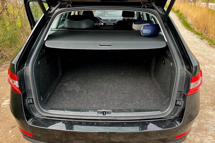 Sort Skoda Superb fra 2021