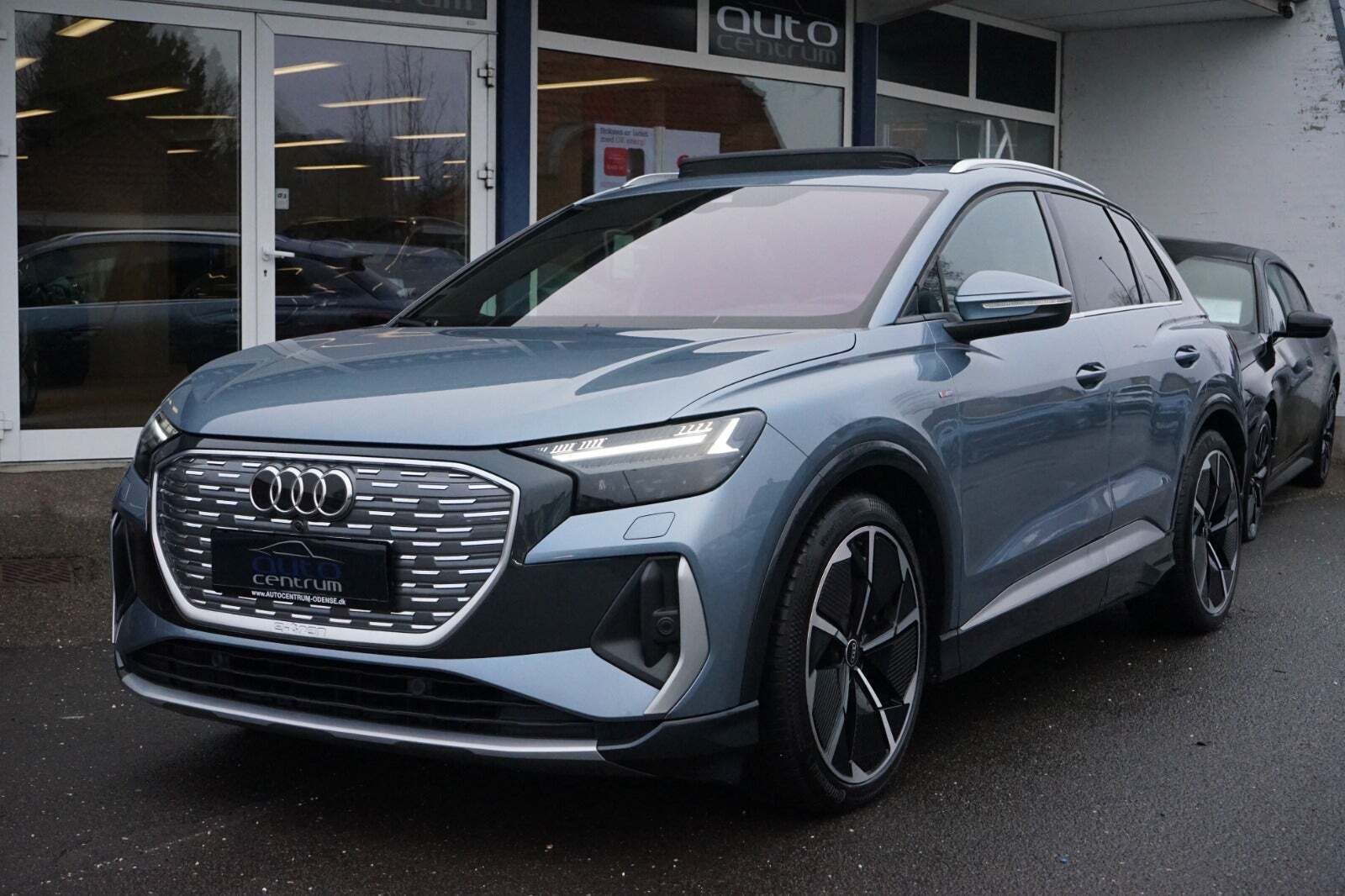 Blå Audi Q4 e-tron fra 2022 set udefra