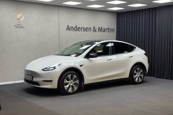 Hvid Tesla Model Y fra 2023