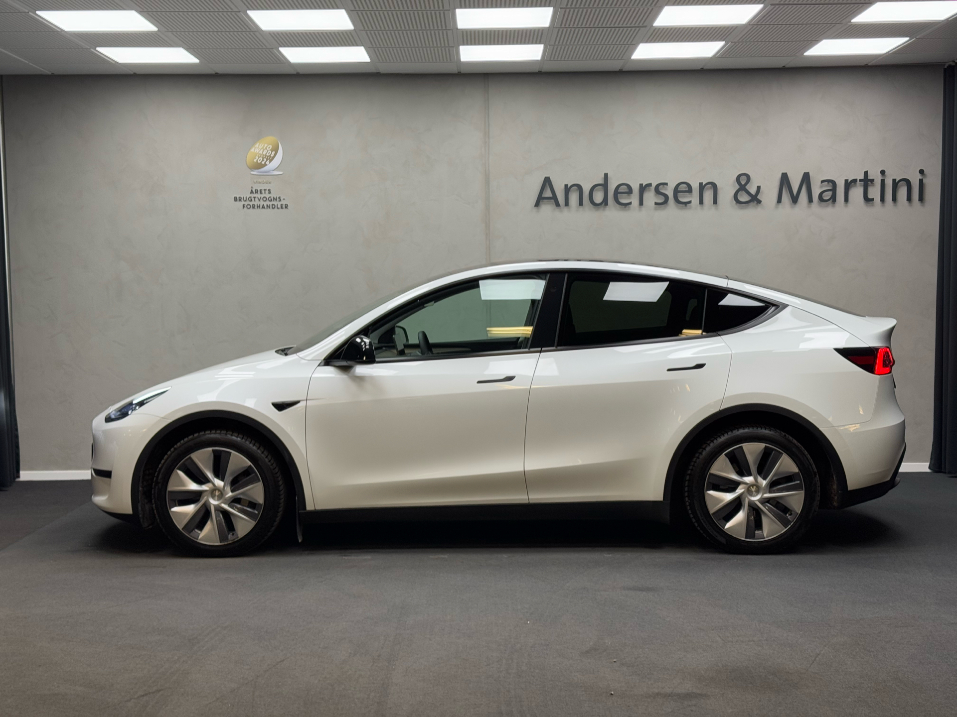 Hvid Tesla Model Y fra 2023