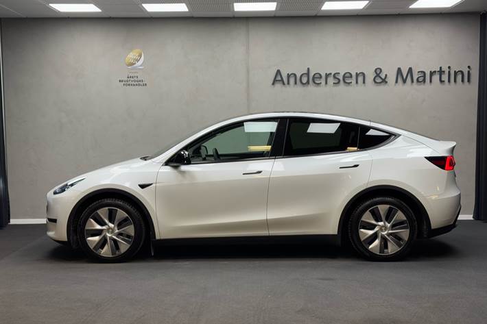 Hvid Tesla Model Y fra 2023