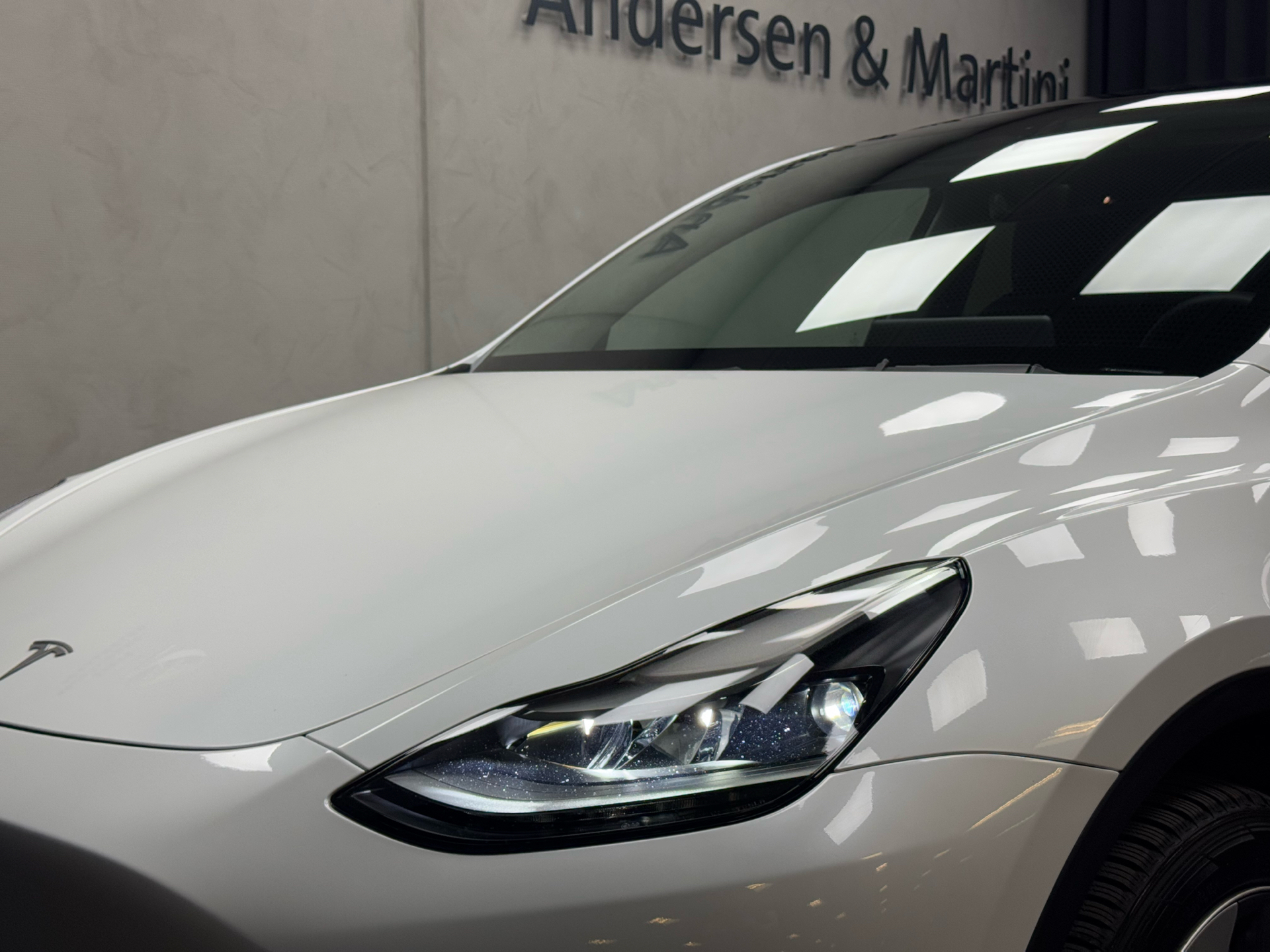 Hvid Tesla Model Y fra 2023