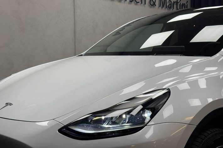 Hvid Tesla Model Y fra 2023