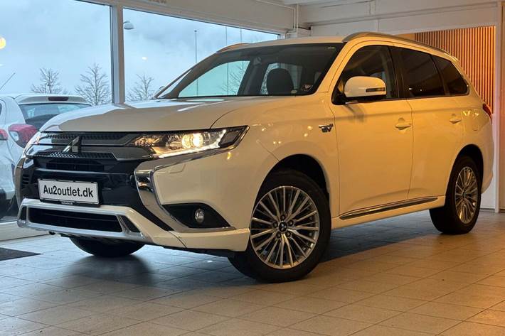 Hvid Mitsubishi Outlander fra 2021