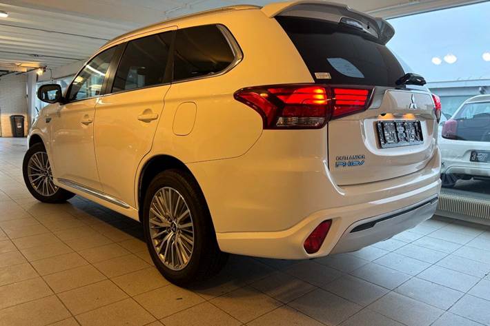 Hvid Mitsubishi Outlander fra 2021