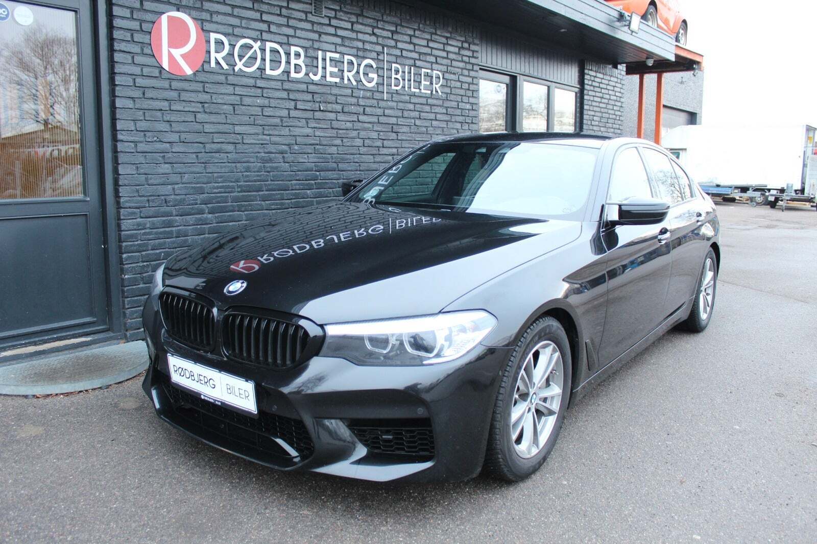 Sort BMW 530i fra 2017 set udefra